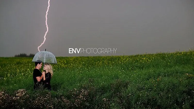 Kilatan Petir Sempurnkan Foto Pre Wedding Pasangan Ini