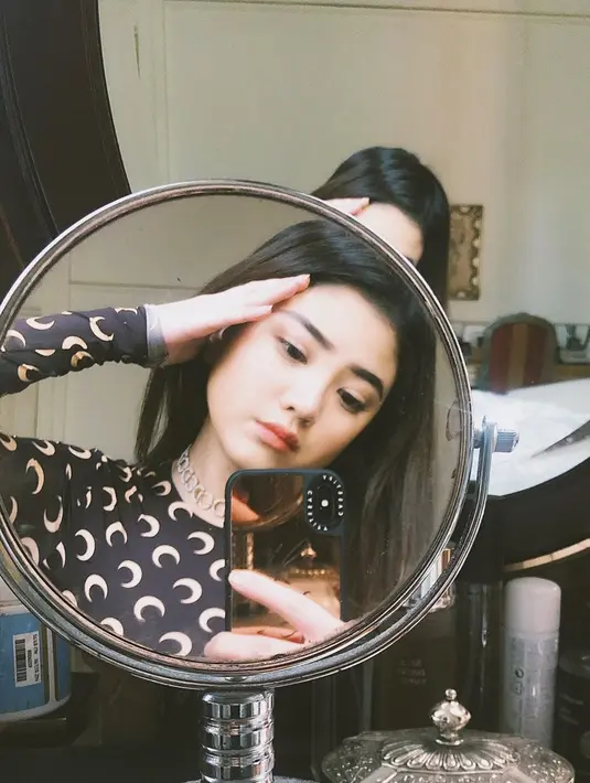 Dengan polesan makeup tipis, pengusaha dengan nama lengkap Valencia Herliani Tanoesoedibjo ini tetap menawan. Jepretan foto yang diambilnya dengan ponsel miliknya sangat estetik dengan dua kaca dihadapannya. Angle foto Valencia Tanoe yang terlihat simetris mendukung hasil akhir foto menjadi menarik. (Liputan6.com/IG/@valenciatanoe)