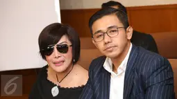 Tati Kurniawati bersama kuasa hukumnya saat jumpa pers, Jakarta, Minggu (15/1). Tati mengaku tidak terima karena dianggap numpang tenar oleh Nassar. (Liputan6.com/Herman Zakharia)