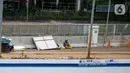 Pekerja beristirahat di area proyek pembangunan jalur MRT Jakarta fase II di kawasan Thamrin, Jakarta, Rabu (6/1/2021). Jalur MRT fase II tahap pertama (CP201) yaitu dari Bundaran HI-Harmoni akan selesai pada Maret Tahun 2025. (Liputan6.com/Faizal Fanani)