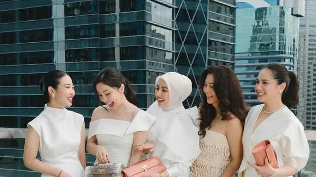 Beda Gaya Davika Hoorne dan Nagita Slavina Saat Jinjing Tas Brand Luxury Lokal