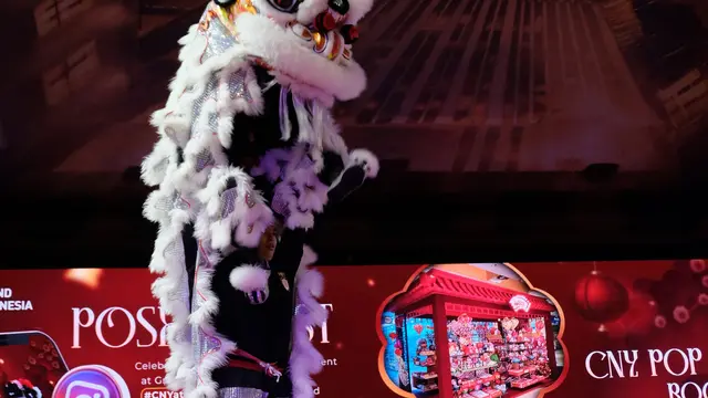 Para seniman barongsai dari Himpunan Bersatu Teguh dari Padang, Sumatra Barat, beraksi di Grand Indonesia Jakarta, 20 Januari 2023. (Foto: Dok. Tim Grand Indonesia)