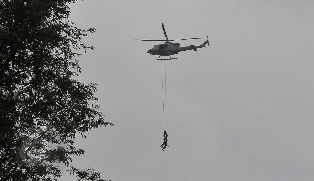 Aksi prajurit TNI menyelamatkan tawanan di Gedung Dirjen Kekayaan Negara, Jakarta, Selasa (9/6). Aksi ini merupakan rangkaian simulasi Latihan Penanggulangan Anti Teror (Latgultor). (Liputan6.com/Herman Zakharia)