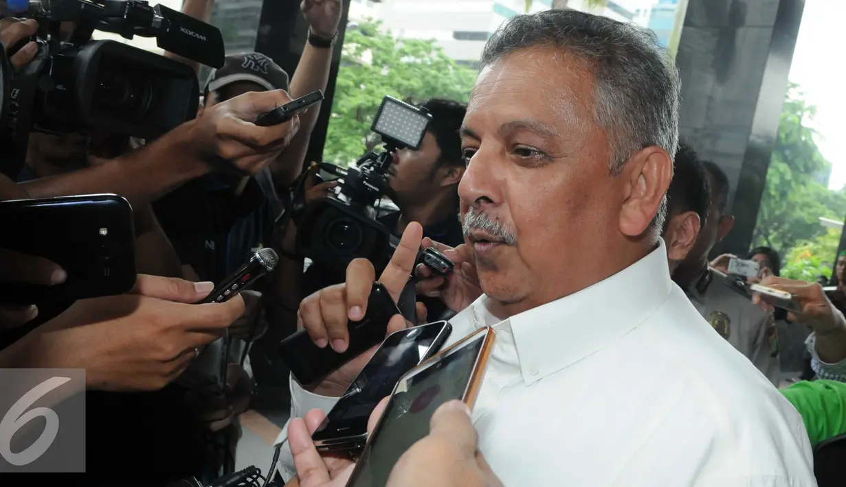 Sofyan Basir menjawab pertanyaan wartawan saat memenuhi panggilan KPK, Jakarta, Senin (25/1). Sofyan diperiksa sebagai saksi dalam kasus dugaan suap proyek pembangunan infrastruktur untuk Kabupaten Deiyai, Provinsi Papua. (Liputan6.com/Helmi Afandi)