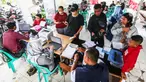 Calon peserta program mudik gratis 2024 melakukan verifikasi data di halaman Kantor Sudin Perhubungan Jakarta Barat, Selasa (26/3/2024). (Liputan6.com/Angga Yuniar)