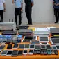 Polisi mengamanakn sejumlah ponsel dan laptop di kawasan Cilandak Timur, Jakarta, Kamis (7/5/2015).  Ponsel dan laptop ini diduga digunakan untuk aksi penipuan dengan modus cyber crime WNA asal Tiongkok (Liputan6.com/Faizal Fanani)