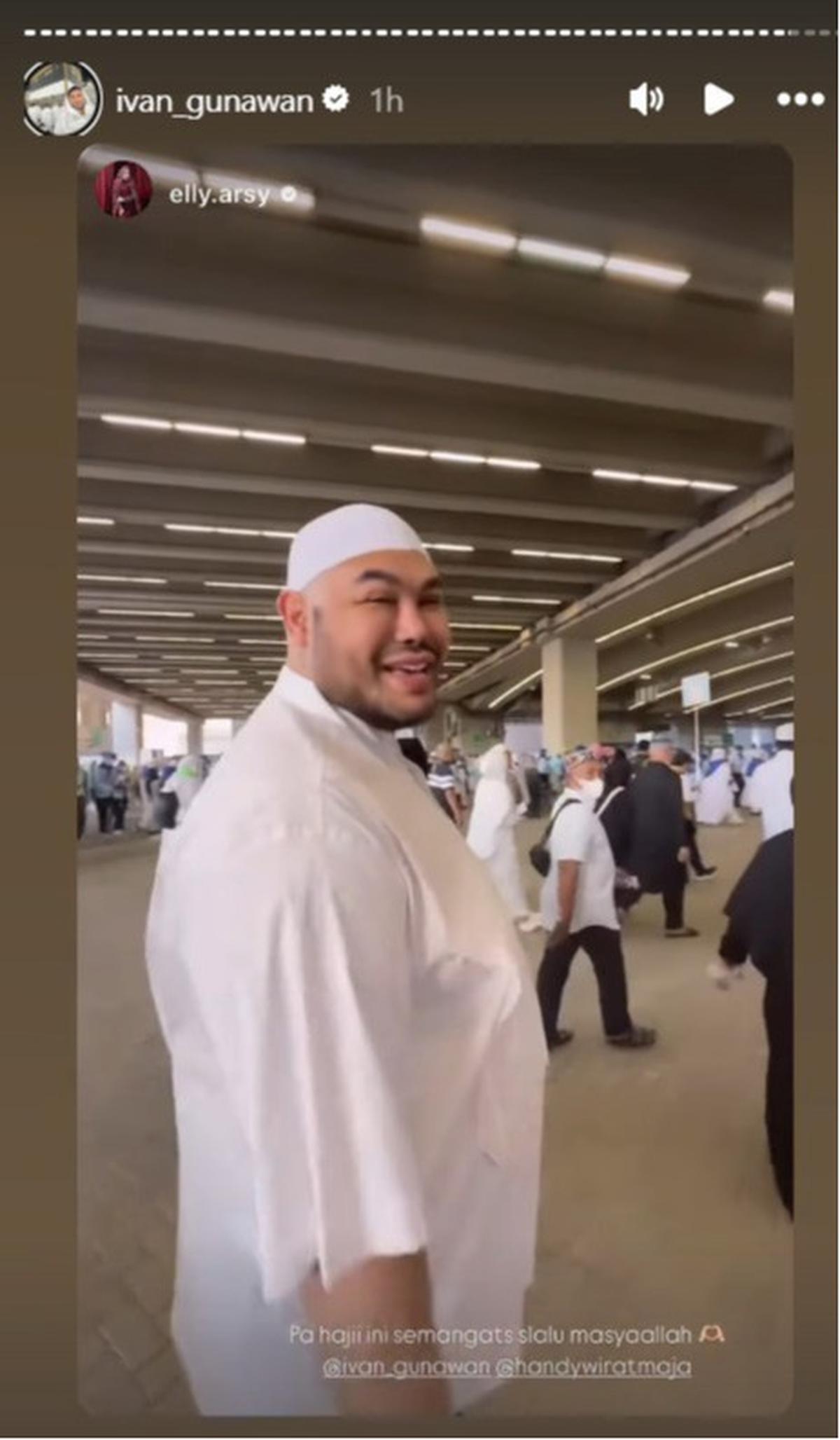 7 Potret Ivan Gunawan Jalan Kaki Menuju Jamarat untuk Lempar Jumrah, Langsung Diserbu Emak-Emak Jemaah Haji Indonesia Minta Foto Bareng