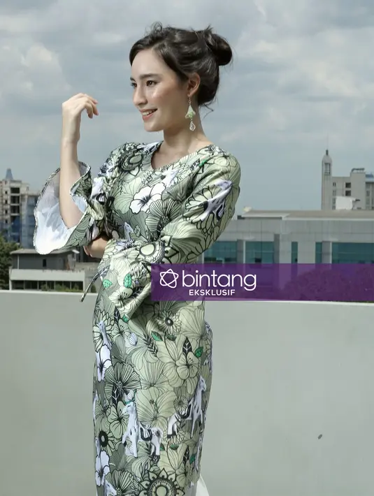 "Timing dalam komedi harus tepat kalau nggak malah bisa nggak lucu. Dan mesti jaga mood, gimana kita mau ngelucu kalau kitanya gak mood dan nggak enjoy," ujar Tatjana Saphira. (Galih W. Satria/Bintang.com)