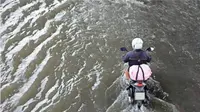 Jangan Nekat, Ini Risiko Motor Listrik Jika Terendam Air dan Banjir