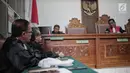 Hakim tunggal Agus Widodo (kanan) memimpin sidang lanjutan praperadilan yang diajukan mantan Ketua Umum PPP Romahurmuziy  di PN Jakarta Selatan, Jakarta, Selasa (14/5). Menurut Agus, ketetapan tersangka terhadap Romahurmuziy  sudah memenuhi alat bukti yang sah. (Liputan6.com/Faizal Fanani)