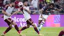 Bek Fluminense, Marcelo (kanan) melepaskan tendangan dari dalam kotak penalti Al Ahly pada laga semifinal Piala Dunia Klub 2023 di King Abdullah Sports City Stadium, Arab Saudi, Selasa (19/12/2023) dini hari WIB. (AP Photo/Manu Fernandez)