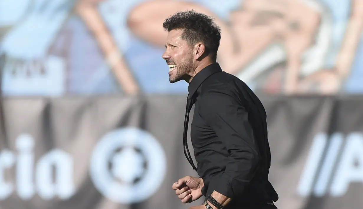Pelatih Atletico Madrid, Diego Simeone bereaksi pada akhir pertandingan usai mengalahkan Celta Vigo pada pertandingan La Liga Spanyol di stadion Balaidos di Vigo (15/8/2021). Atletico Madrid menang tipis atas Celta Vigo 2-1 berkat dua gol Correa. (AFP/Miguel Riopa)