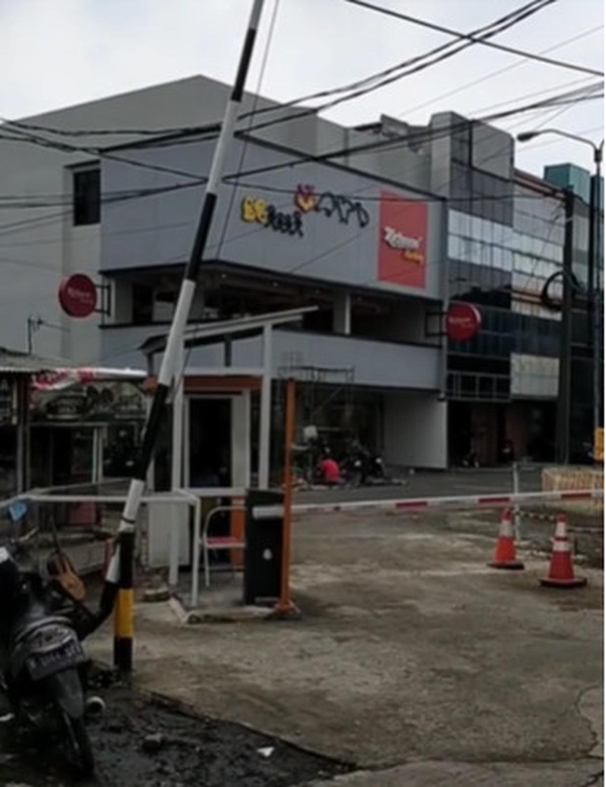 Pria Marah Bicara Kasar Sampai Buka Baju Tantang Jurnalis yang Liput Lowongan Kerja Bodong