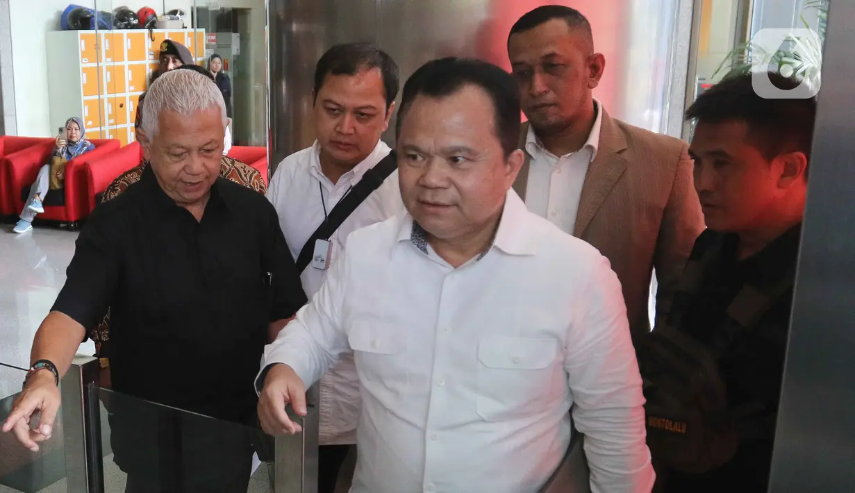 Ronny F Sompie diperiksa dalam peyidikan tiga orang tersangka, masing-masing Harun Masiku bekas caleg DPR RI, Donny Tri Istiqomah pengacara yang juga bekas caleg DPR RI, dan Hasto Kristiyanto Sekretaris Jenderal PDI Perjuangan. (Liputan6.com/Herman Zakharia)