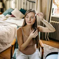 Ilustrasi memakai serum. (Copyright Pexels/Yan Krukau)