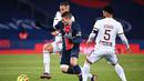 Gelandang Paris Saint-Germain, Marco Verratti (tengah), berebut bola dengan dua pemain Bordeaux, Mehdi Zerkane (kiri) dan Otavio Henrique dalam laga lanjutan Liga Prancis 2020/21 di Parc de Princes Stadium, Sabtu (28/11/2020). Hasil akhir PSG dan Bordeaux bermain imbang 2-2. (AFP/Franck Fife).