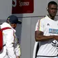  Colombia's Jackson Martinez (R) arrives with team mates to a training session ahead of the Copa America tournament in Santiago, June 12, 2015. REUTERS/Carlos Garcia Rawlins