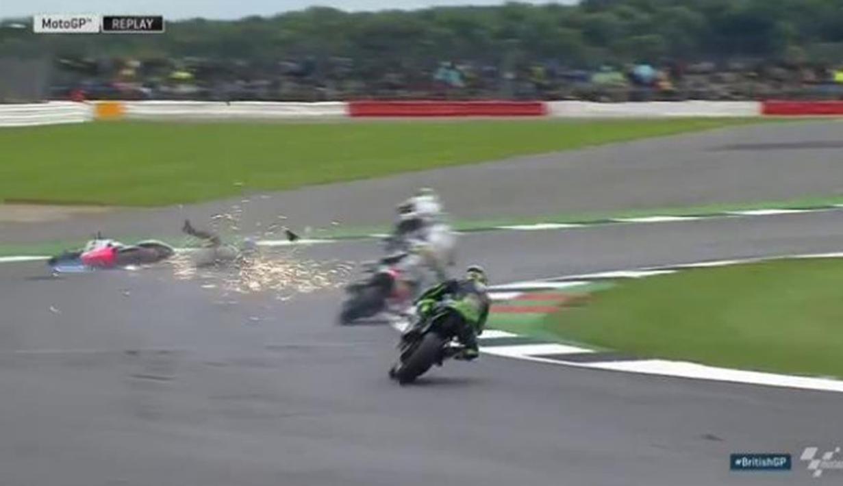 Pebalap Aprilia, Stefan Bradl, terjatuh dalam balapan MotoGP Inggris di Sirkuit Silverstone, Inggris, Minggu (4/9/2016). (Bola.com/Twitter/MotoGP)