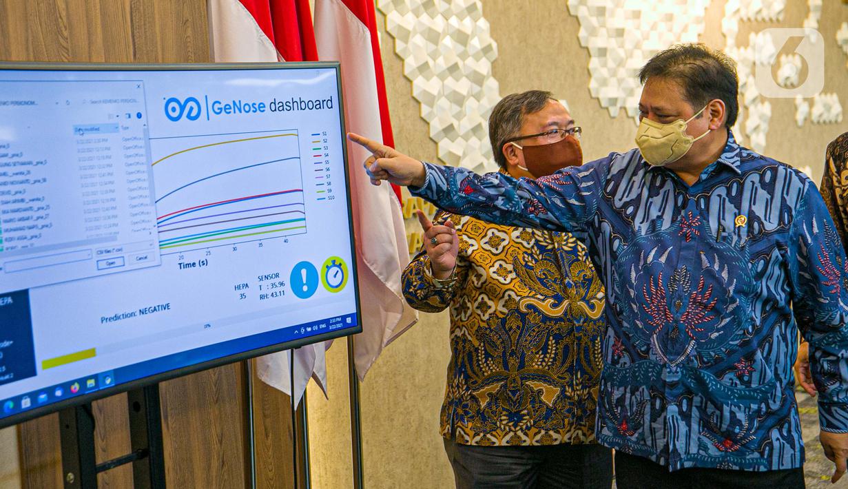 Menko Bidang Perekonomian Airlangga Hartarto (kanan) dan Menristek Bambang Brodjonegoro (kiri) saat memberikan GeNose C19 di Gedung Kemenko Perekonomian, Jakarta, Senin (22/3/2021). GeNose C19 diharapkan dapat semakin dikenal dan dimanfaatkan secara lebih masif. (Liputan6.com/Faizal Fanani)