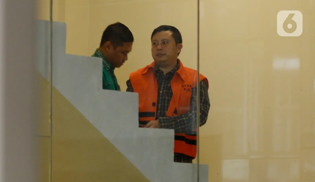 Staf Sekjen PDIP Hasto Kristiyanto, Saeful Bahri (kanan) tiba di Gedung KPK, Jakarta, Jumat (14/2/2020). Saeful Bahri diperiksa sebagai tersangka terkait kasus dugaan penerimaan hadiah atau janji penetapan anggota DPR Terpilih 2019-2024. (merdeka.com/Dwi Narwoko)