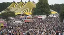 Pengunjung festival di festival Latitude di Henham Park, Southwold, Inggris, Jumat (23/7/2021). Festival itu berlangsung empat hari dan menampilkan sejumlah musisi tersohor, seperti Damon Albarn, Wolf Alice, Rudimental dan The Chemical Brothers. (Jacob King/PAvia AP)