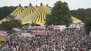 Pengunjung festival di festival Latitude di Henham Park, Southwold, Inggris, Jumat (23/7/2021). Festival itu berlangsung empat hari dan menampilkan sejumlah musisi tersohor, seperti Damon Albarn, Wolf Alice, Rudimental dan The Chemical Brothers. (Jacob King/PAvia AP)