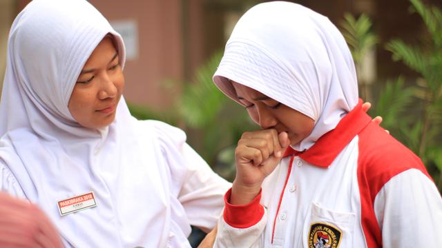 Calon Paskibraka asal Riau, Fira Amalianda menangis ketika teringat sang ibu yang telah tiada (Foto: M. Fajri Erdyansyah)