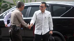 Menpora Imam Nahrawi, menyapa polisi saat tiba di Gedung KPK, Jakarta, Kamis (24/1). Dirinya diperiksa sebagai saksi untuk tersangka Sekjen KONI, Ending Hamidy, terkait suap dana hibah dari Kemenpora ke KONI. (Merdeka.com/Dwi Narwoko)