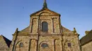 <p>Pulau Mont-Saint-Michel merupakan salah satu destinasi wisata paling populer di luar Paris. Tampat ini menarik 2,8 juta pengunjung tahun lalu, termasuk 1,3 juta orang untuk mendatangi Biara Mont-Saint-Michel. (Ludovic MARIN/POOL/AFP)</p>