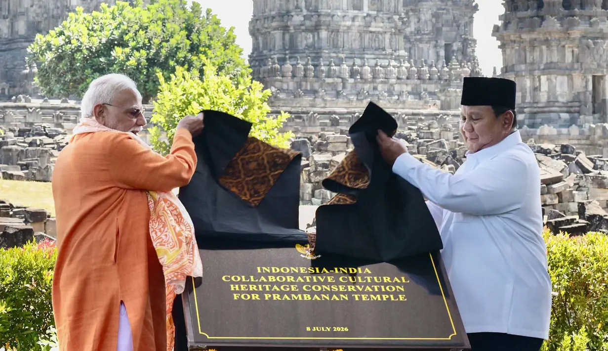 Presiden Prabowo Subianto bersama Perdana Menteri India Narendra Modi meluncurkan proyek restorasi bersama Candi Prambanan di Yogyakarta, Indonesia, Rabu, 8 Juli 2026. (AP/ Sekretariat Presiden Indonesia/ Rusman)