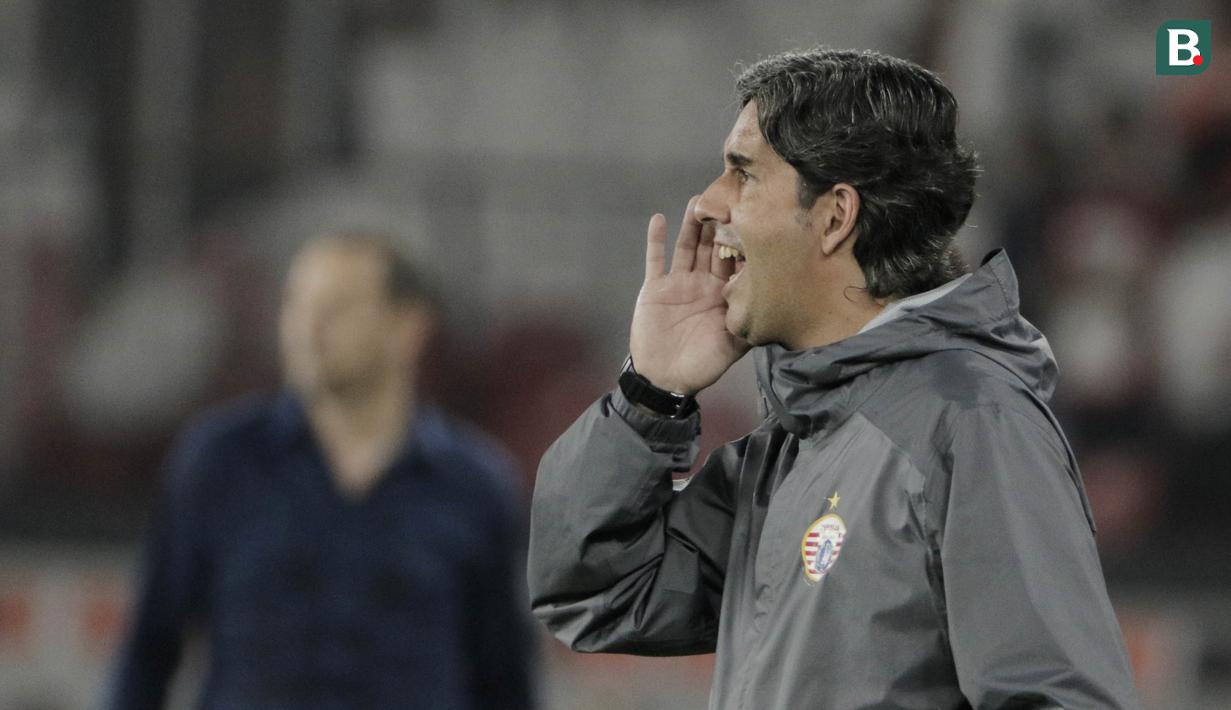 Pelatih Persija Jakarta, Stefano Cugurra Teco, saat melawan Borneo FC pada laga Liga 1 di SUGBK, Jakarta, Sabtu (14/4/2018). Persija menang 2-0 atas Borneo FC. (Bola.com/M Iqbal Ichsan)