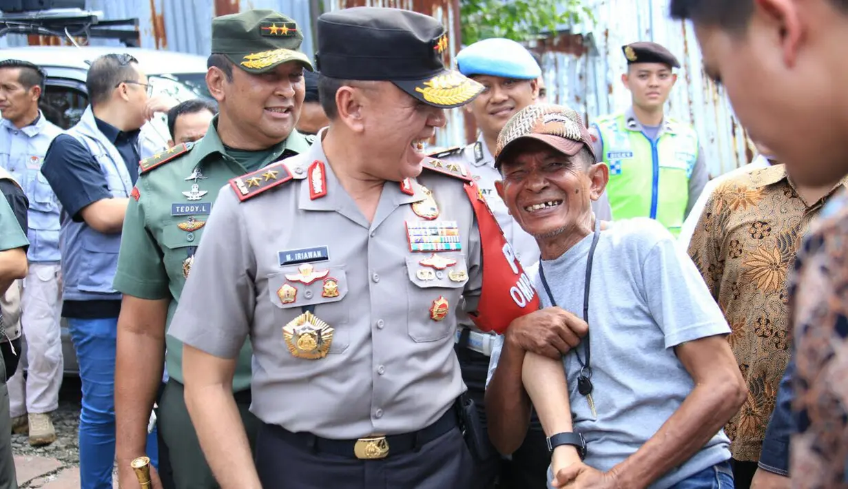 Kapolda Metro Jaya Irjen Pol M Iriawan bersama Pangdam Jaya Mayjen Teddy Lhaksmana berbincang dengan warga di TPS 4 Gambir, Jakarta Pusat, Rabu (15/2). Kapolda bersama Pangdam memantau pelaksanaan Pilkada DKI 2017di sejumlah TPS. (Dok. Istimewa)