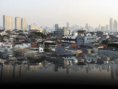 Pemandangan gedung bertingkat di Jakarta, Jumat (10/9/2021). Kementerian Keuangan mencatat realisasi program Pemulihan Ekonomi Nasional tahun 2021 hingga 20 Agustus 2021 mencapai Rp 326,74 triliun atau 43 persen dari pagu Rp 744,77 triliun. (Liputan6.com/Johan Tallo)