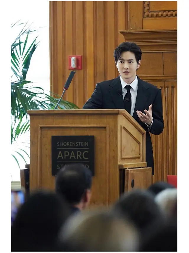 Bahas Korean Wave, Ini 6 Potret Suho EXO Jadi Pembicara di Stanford University