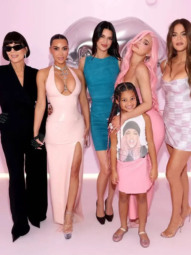 Potret Keluarga Kardashian-Jenner Tampil Kompak dengan Gaya Barbiecore Hadiri Acara Kosmetik Kylie Jenner