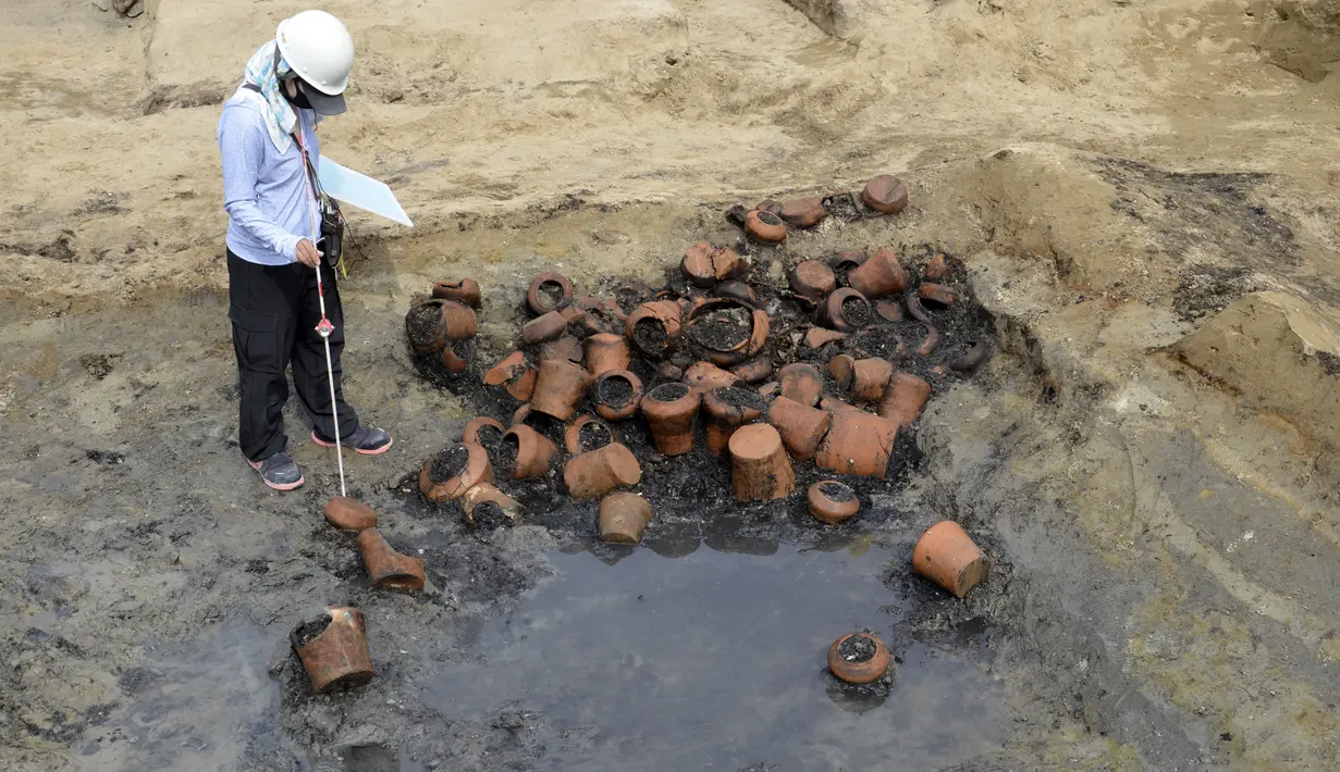 Kuburan berisi tulang manusia terlihat di situs penggalian yang disebut 'Makam Umeda "di Osaka, Jepang barat. Penggalian Makam Umeda juga menemukan berbagai potongan tembikar, ubin, koin, manik-manik dan beberapa benda lainnya. (Osaka City Cultural Properties Association via AP)