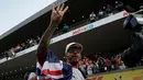 Pembalap asal Inggris dari tim Marcedes, Lewis Hamilton merayakan kemenangannya meraih juara dunia F1 untuk yang ke empat kalinya di Autodromo Hermanos Rodrigue, Meksiko (29/10). (AP Photo / Rebecca Blackwell)