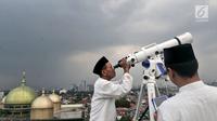 Tim hisab rukyat Kanwil Kemenag DKI Jakarta memantau hilal 1 Ramadan 1440 H menggunakan teleskop dari atap Gedung Kanwil Kemenag DKI Jakarta, Minggu (5/5/2019). Pemantauan hilal dilakukan di 102 titik Rukyatul Hilal dari 34 provinsi di Indonesia denga motode rukyat. (merdeka.com/Iqbal S Nugroho)