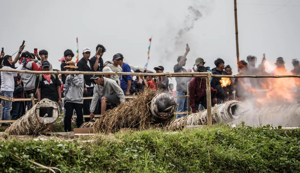 Festival Kuluwung ini merupakan warisan budaya yang sudah ada sejak puluhan tahun silam. (ADITYA AJI/AFP)
