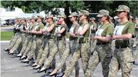 Tentara perempuan di Ukraina sedang berlatih untuk parade merayakan kemerdekaan bulan depan.(AFP/Ukrainian Defence Ministry)