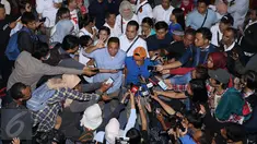 Cagub DKI Jakarta, Anies Baswedan mengangkat tangan jelang menjawab pertanyaan wartawan usai melakukan tatap muka dan tanya jawab dengan pemuda di GOR Jakarta Timur, Rabu (4/1). (Liputan6.com/Helmi Fithriansyah)