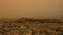 Angin selatan yang kencang membawa debu dari Gurun Sahara, memberikan atmosfer ibu kota Yunani itu filter seperti Mars pada jam-jam terakhir siang hari. (AP Photo/Petros Giannakouris)