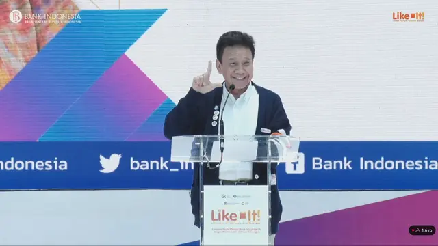Wakil Ketua Dewan Komisioner Otoritas Jasa Keuangan (OJK) Mirza Adityaswara dalam acara Literasi Keuangan Indonesia Terdepan (LIKE It), di Gandaria City Mall, Jakarta Selatan, Rabu (6/11/2024). (Tira/Liputan6.com)