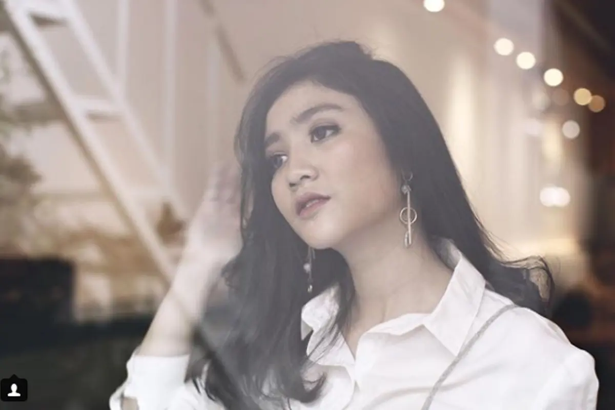 Makeup Para Artis Ini Super Simpel, Cocok Dipakai ke Kampus