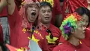Gaya rambut unik fans Vietnam saat mendukung timnya pada laga semifinal AFF Cup 2016 antara Indonesia melawan Vietnam di Stadion Pakansari, Bogor, (03/12/2016). (Bola.com/Nicklas Hanoatubun)