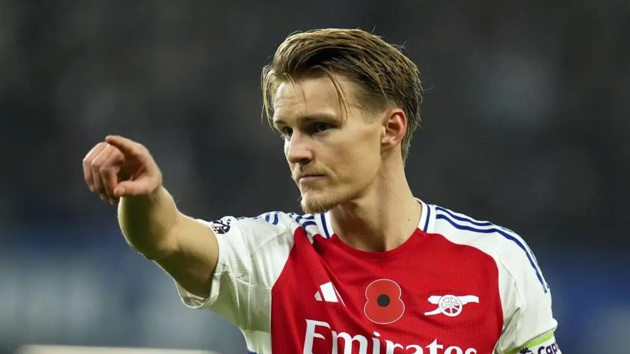 Kapten Arsenal Martin Odegaard saat melawan Chelsea di Premier League 2024/2025. (c) AP Photo/Kirsty Wigglesworth