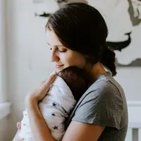 ilustrasi ibu dan bayi/copyright unsplash.com/Kelly Sikema
