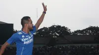 Zulham Zamrun diresmikan jadi pemain Persib Bandung dalam launching tim di Stadion Siliwangi, Sabtu (23/4/2016). (Bola.com/Permana Kusumadijaya)