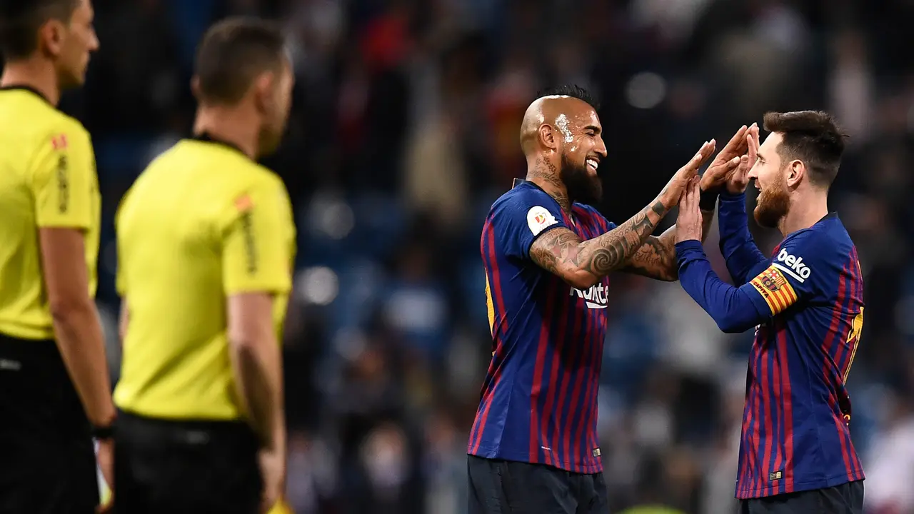 Lionel Messi dan Arturo Vidal.