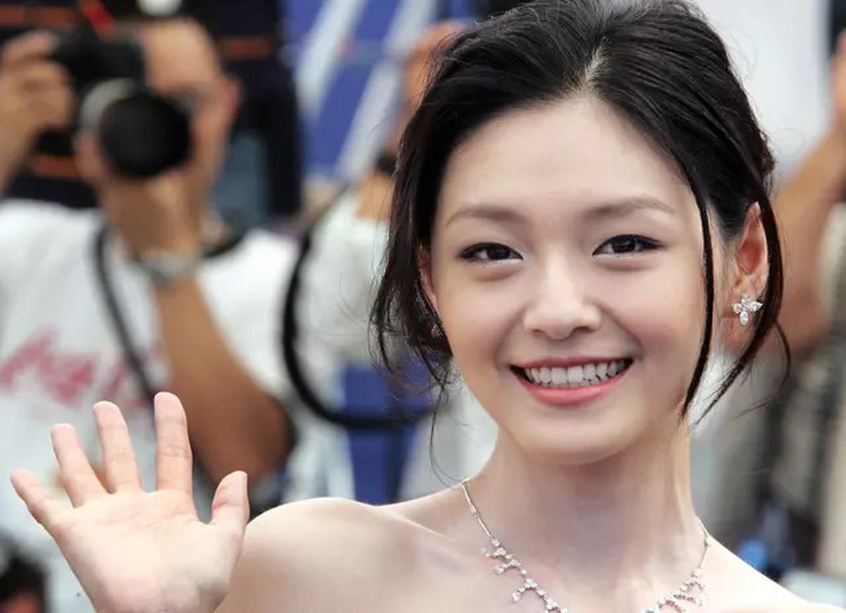 Keluarga Mendiang Barbie Hsu Foto Bersama, Penampilan DJ Koo Bikin Pangling Hingga Penggemar Prihatin